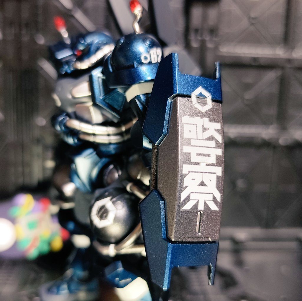 軍警ザクといえばシールドの「警察」プリントですが、標準のシールドはかなり小さいのと、構えると文字が逆さになってしまうのが気になったので交換してみました。平面なのでシールが貼りやすかったです。