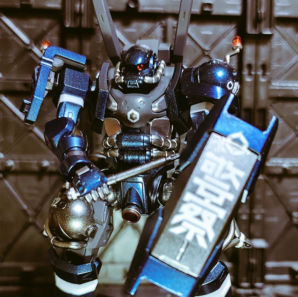 あらやだ恰好いい。いい感じに内側の空間に収まってくれました。少し開閉して警棒の柄が出てくる感じ、気に入っています。またこのシールド、長めのアームに関節が2箇所、ロールも2箇所あるので角度調整ができて「警察」の文字を相手に見せやすいのもいいです。