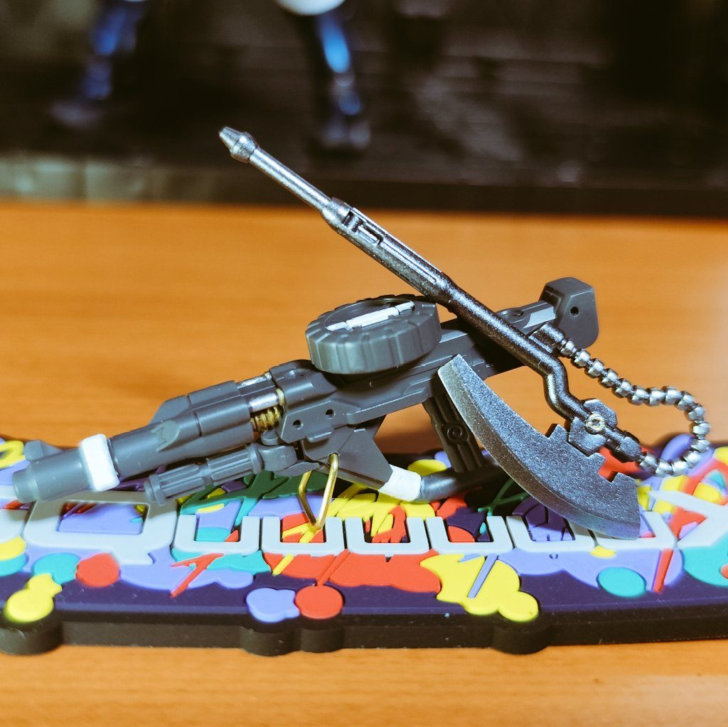 武装は標準装備。ザクマシンガンについていた靴ベラみたいな部分は切り飛ばして真鍮線を。メカサフスーパーべヴィに一部筆塗りしました。ヒートホークは写真だと分かりづらいですが、ベースはガンメタ、一応刃の部分とパイプ?部分はマスキングでシルバーに塗り分けています。パイプ部分、わざわざ間のくびれ1つ1つにマスキングしたのに、全く目立たず意味がありませんでした。泣いてない。