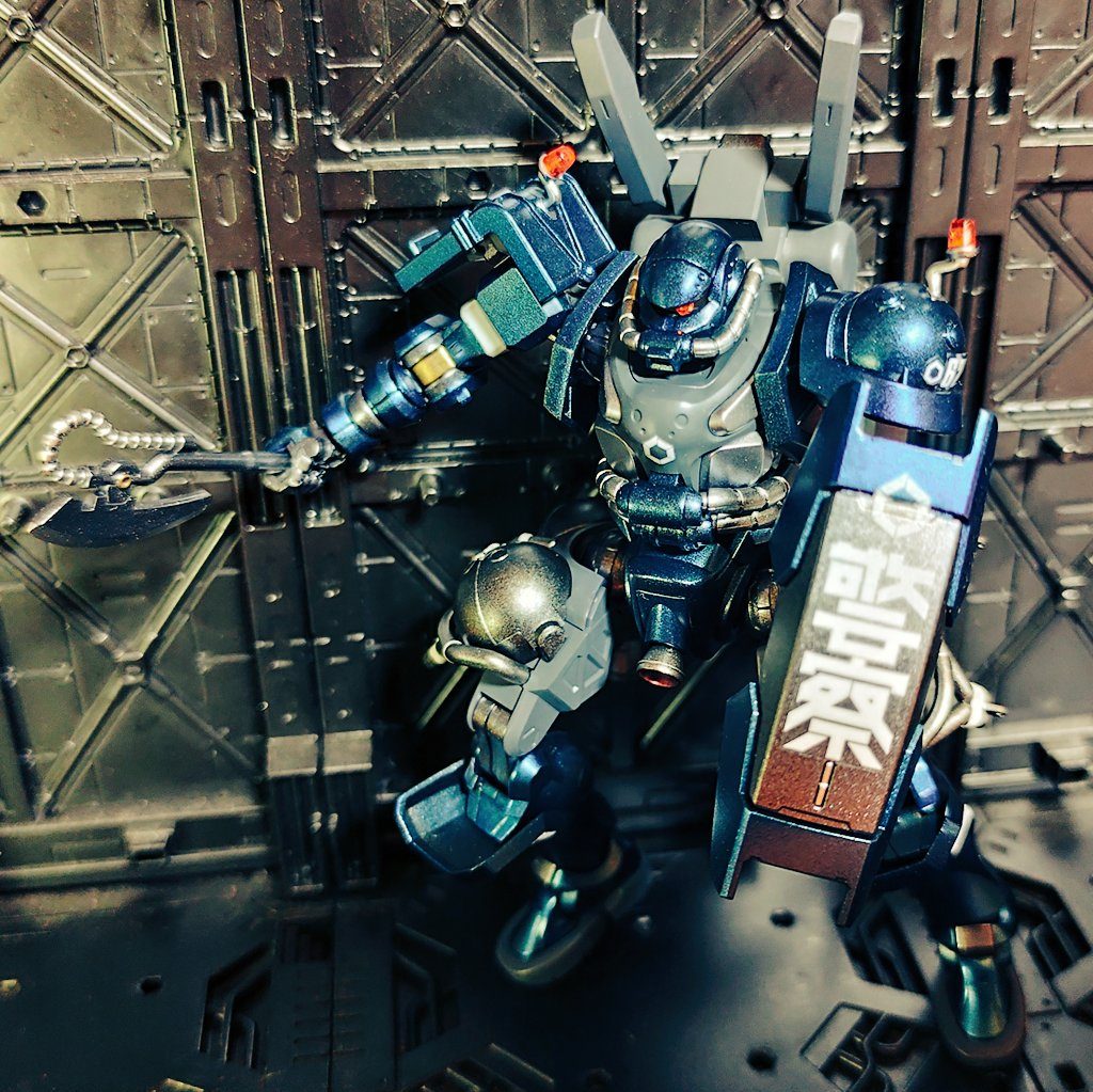 濃いメタリックカラーだからスミ入れはしなくていいや、とモールド掘り直しはサボりました。パトランプ基部は折れ防止の支柱を削ってマスキングでシルバーに塗分けたことで、かなり見栄えが良くなった気がします。