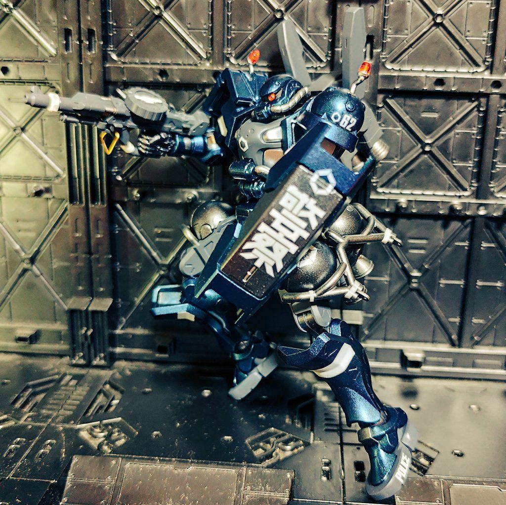 折角の初エアブラシなのでキャンディ塗装に挑戦しようかとも思ったのですが、今回はとにかく簡単にサクッと作りたかったのと、ガンメタのうえからクリアブルーを吹いたらどうなるんだろう、というのを試してみたくて。ぱっと見はただの暗めのメタリックブルーですが、光が当たると肉眼ではかなり鮮やかな青に見えて、なかなか面白い色味です。シルバーではなくガンメタをベースにしたキャンディ塗装、流行ってもいいんじゃないかと思いました。ご覧いただきありがとうございました。いいなと思ったらいいねボタンやコメントをいただけると嬉しいです。ときどきガンプラを作っていますが、普段は歌うボカロPをやっています。音楽も好きだよって方はプロフからYouTubeにも遊びに来てくださいね!