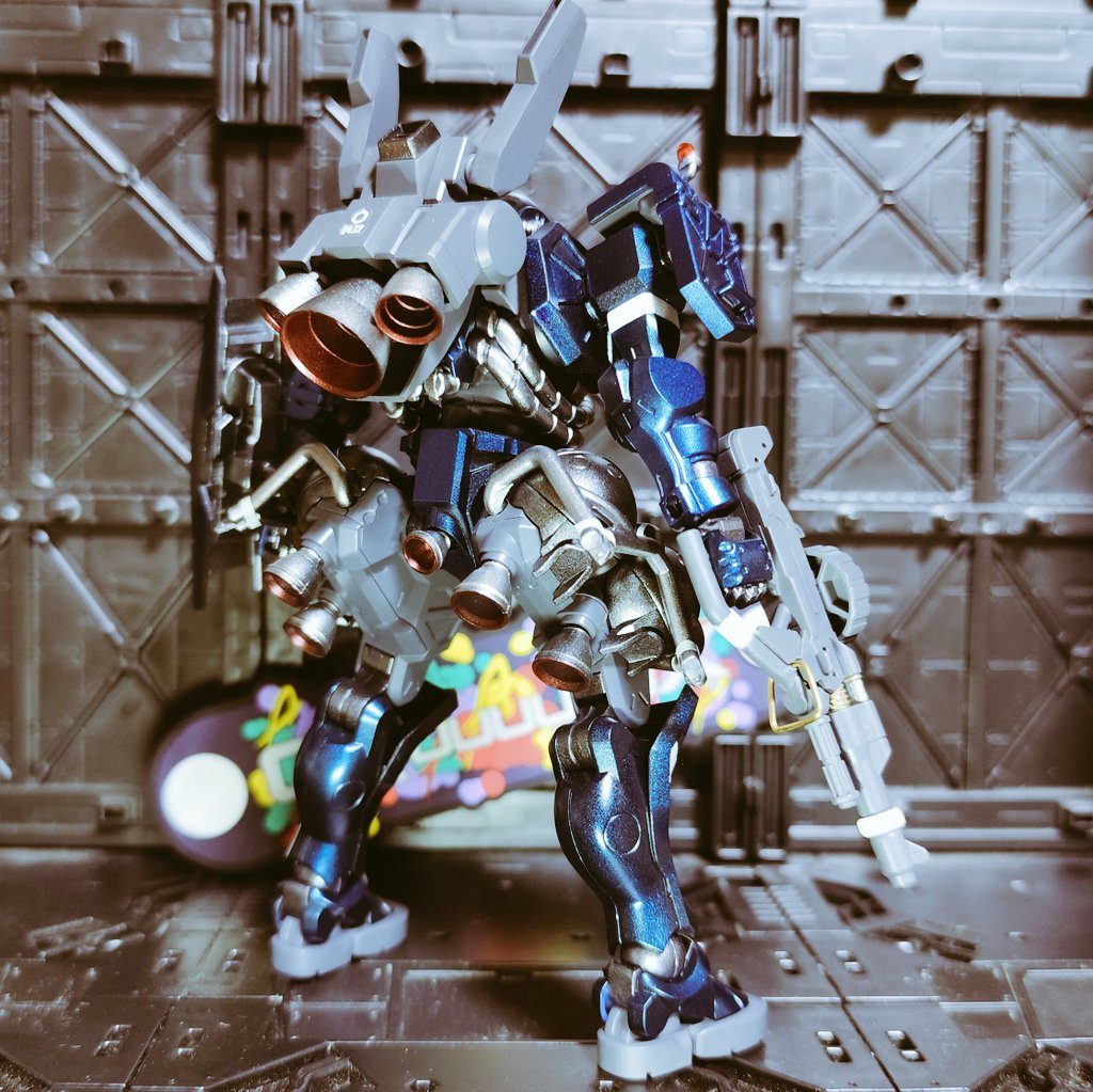 バックショットはこんな感じ。脚部のタンク+スラスターがいかついのに背中があっさりしているので、デカいスラスターの付いたバックパックで背面の迫力を増してみました。