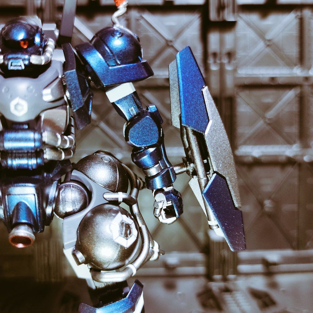 ちなみにこのシールド、ジョイントに標準シールドの一部を移植しているので警棒が収まっており、、