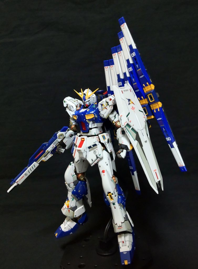 通常のフィン・ファンネル仕様フィン・ファンネルは、福岡νに合わせてカラーリングをブルーメインに変えてみました。私の中での定番、ファンネルのナンバーリングもしてます。GP02の色変えした時のZブルーのスプレーが残っていたので珍しくスプレー塗装、GWで時間もあったので、場所を変えて塗装、わたし、自宅ではスプレー塗装が出来ません😓。只、表面処理が甘くノーサフで吹いたのでエッジ部分に色がのらなかったり厚塗りになったりで大失敗、反省です😓。νガンダム本体はコチラhttps://gumpla.jp/rg/2277628