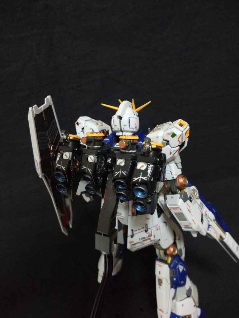 バックパックは、こんな感じです。通常のバックパックを真ん中でぶった切って増設したお手軽ミキシング😁。現地改修ぽいでしょ？😆、バーニアも増えて機動力アップ!🆙。モノさえあればロングレンジ・フィン・ファンネル4機の極悪仕様にもできます。