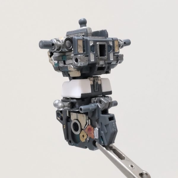 デジャブ⁉️RG νガンダムおかわり始めました。手抜きと良いながら塗り始めるとなんとなく塗っちゃいますね😃。可動軸の色分けを変えて作成していこうかと思います。前回は、カッパーとチタンゴールドでした。（2枚目）