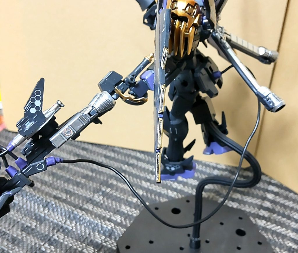 ビルドファイターズでフルクロスは出力が大きい分、エネルギーの消耗が激しい様に見えました なので、クロウに小型のタンク4本を搭載しワイヤーでX2本体と接続スパロボの補給ユニットみたいな感じでの運用も出来るようにしました