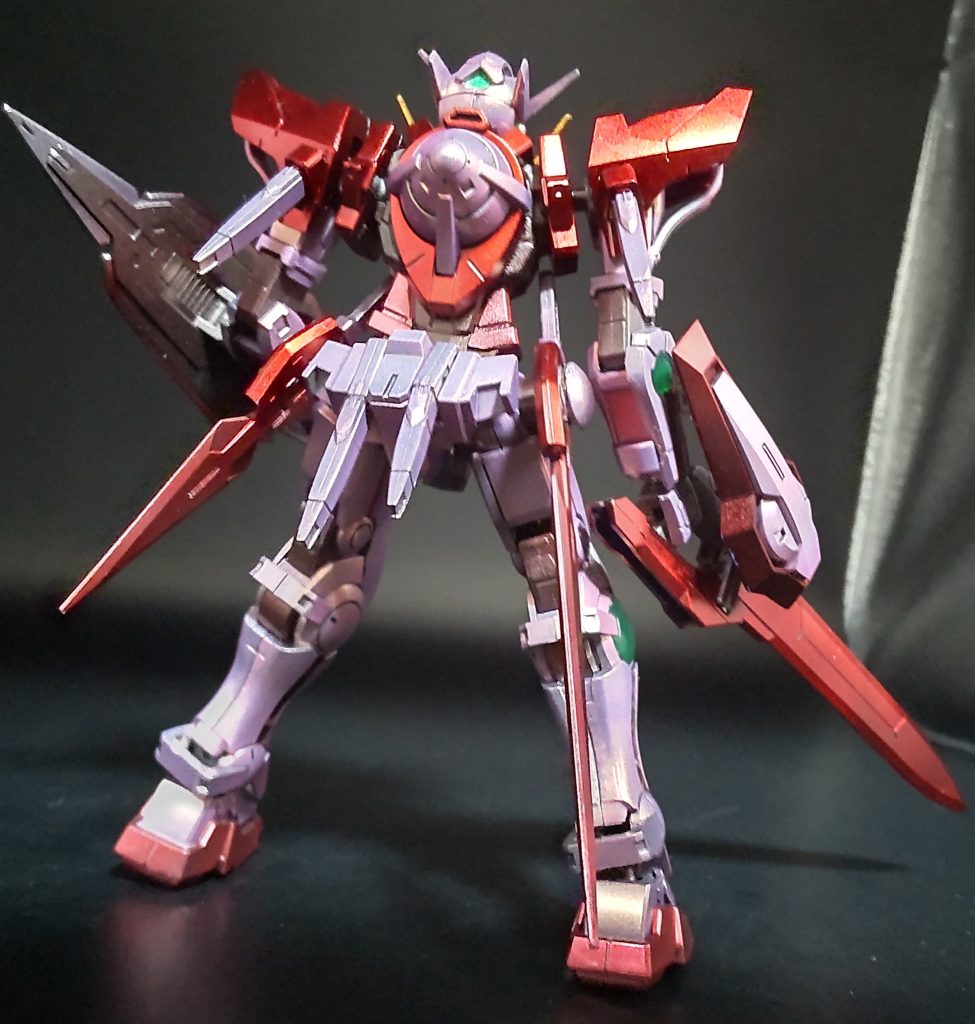 後ろからも。改造などはしていませんが、武装もりもりのキットなので情報量が多いですね。セブンソードは伊達じゃない。今回はGNソードを持たせてます。エクシアと言ったらな武装ですけど、トランザム初出の時はGNビームサーベル二刀流でしたね。どれを持たせても様になるんだから本当に良い機体とキットだ。