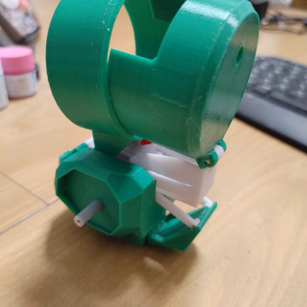 背中側と腕の変形機構が出来ました。頭の変形機構確認。まあまあ想定通りに変形できてますね(^-^)（4枚目）
