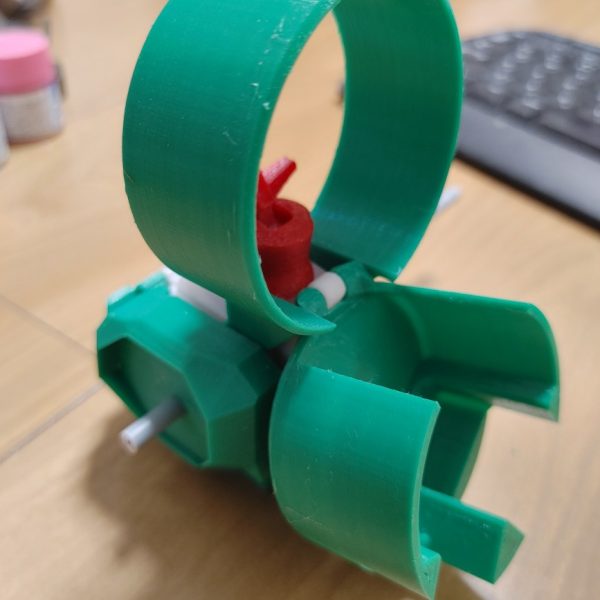 背中側と腕の変形機構が出来ました。頭の変形機構確認。まあまあ想定通りに変形できてますね(^-^)（5枚目）