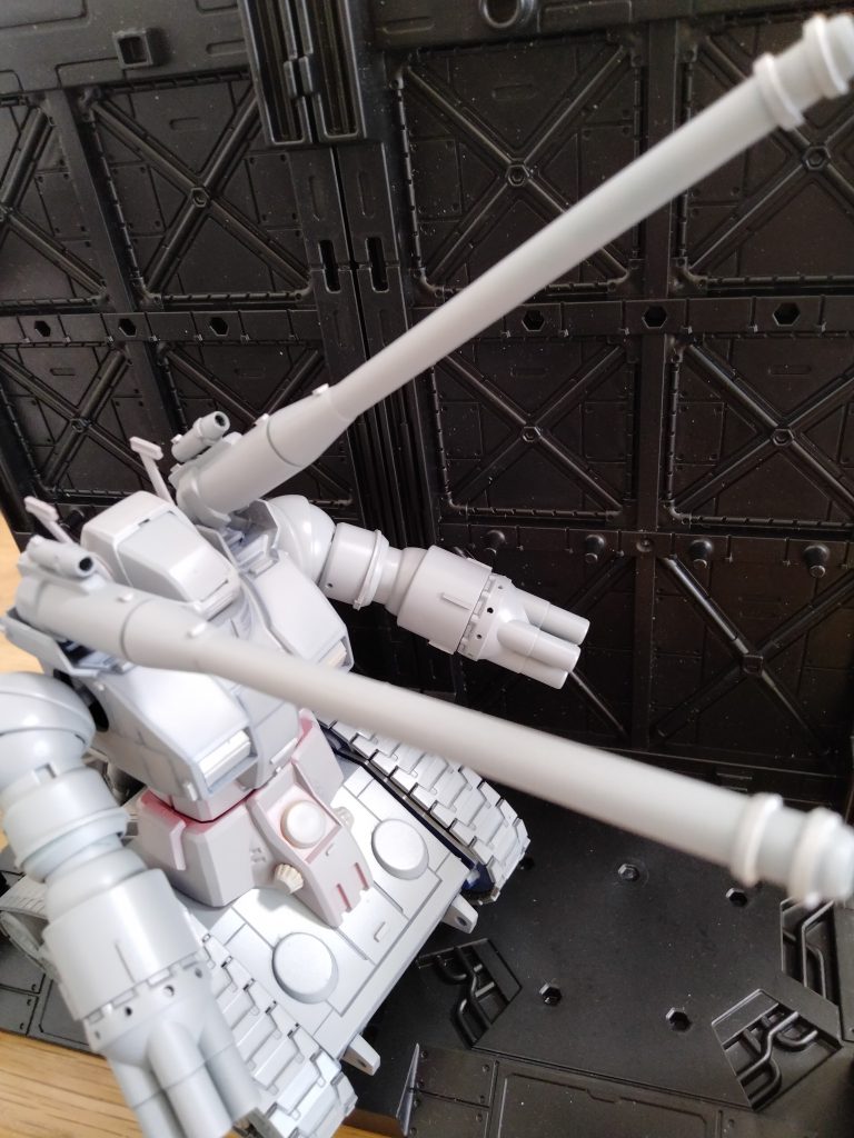 まずは素組み・プラバン貼付け・初めてのサフを吹きました🐣個人的お気に入りポイントは両手のマシンガン?に頑張って穴を開けたことで、思った以上に良くディティールアップできたのではと思います。あとはバズーカ?の先端にプラバンで輪をつけてみましたガンダムっぽいデザインではないような気がしますが色を塗るといい感じになったと自負していますので、ここでブラウザバックせずに最後まで見て頂けますと幸いです。赤いパーツはサフが中途半端ですね🦞早く次の工程に進みたいという煩悩が透けて見えています🤤