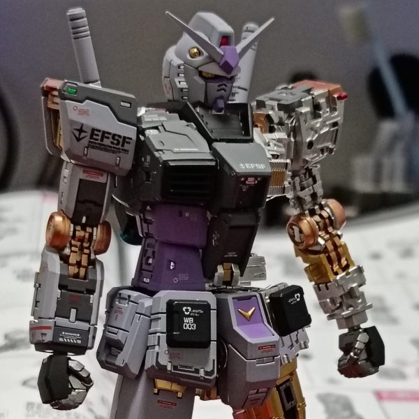 G-3ガンダムをオリジナルカラーで塗装。内部フレームはつやあり、外装はつや消しで塗装。内部フレームが隠れるのがもったいないのでここで止めてます。イメージ通りの色が作れたので満足です。（1枚目）