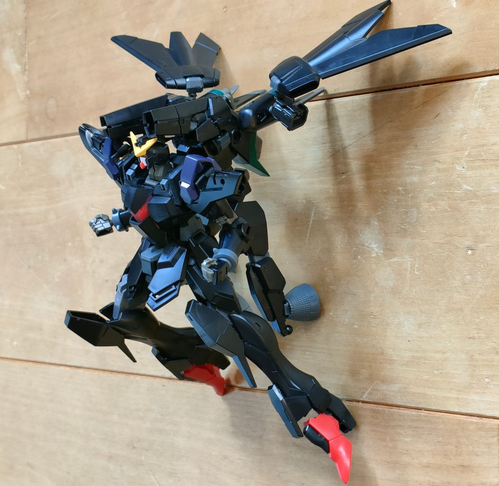 黒に赤の差し色 