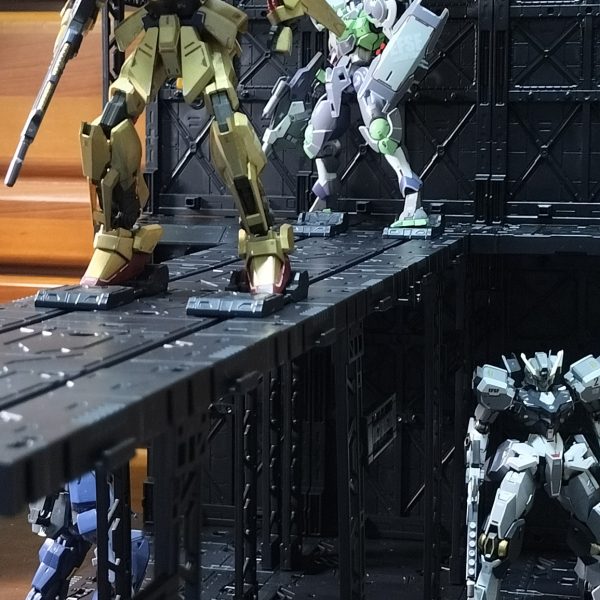 妻がカタパルトを見つけてきてくれて、やっと手に入りました。2階建てにしてみて、着艦デッキと発進デッキって感じもいいかなと。妄想が触発されます。グレーで塗るのがいいのかなあ？（5枚目）