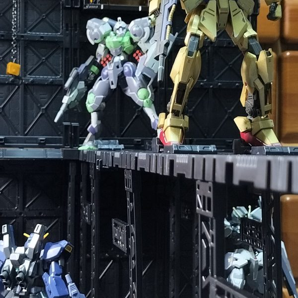 妻がカタパルトを見つけてきてくれて、やっと手に入りました。2階建てにしてみて、着艦デッキと発進デッキって感じもいいかなと。妄想が触発されます。グレーで塗るのがいいのかなあ？（6枚目）