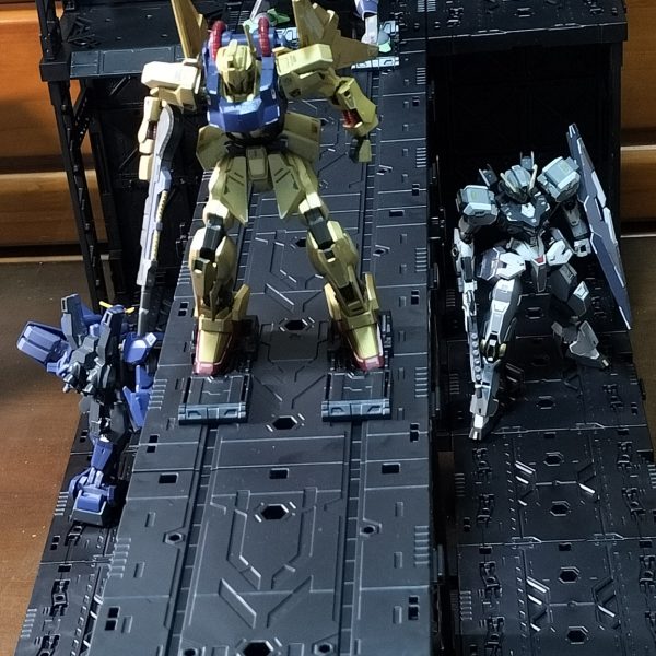 妻がカタパルトを見つけてきてくれて、やっと手に入りました。2階建てにしてみて、着艦デッキと発進デッキって感じもいいかなと。妄想が触発されます。グレーで塗るのがいいのかなあ？（4枚目）