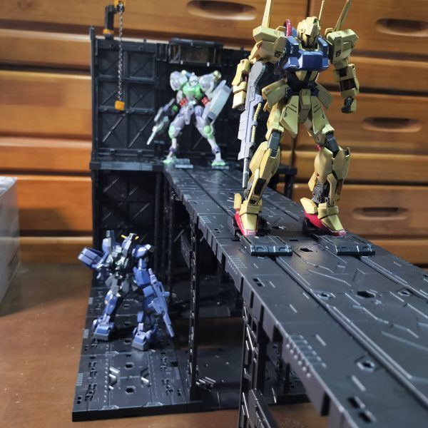 妻がカタパルトを見つけてきてくれて、やっと手に入りました。2階建てにしてみて、着艦デッキと発進デッキって感じもいいかなと。妄想が触発されます。グレーで塗るのがいいのかなあ？（3枚目）