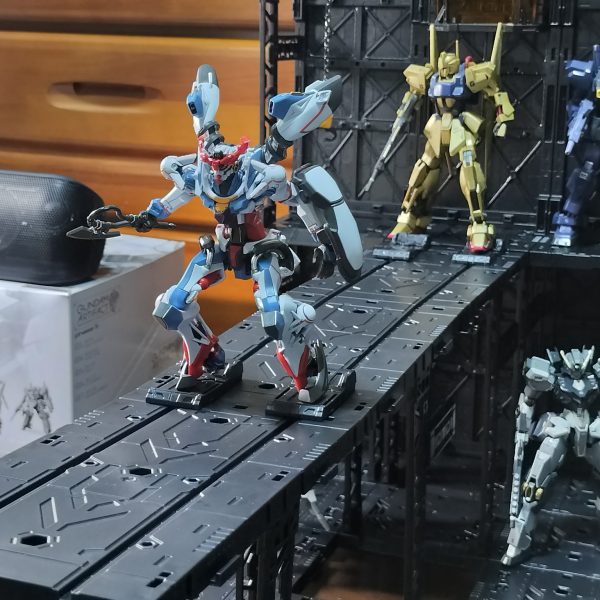 妻がカタパルトを見つけてきてくれて、やっと手に入りました。2階建てにしてみて、着艦デッキと発進デッキって感じもいいかなと。妄想が触発されます。グレーで塗るのがいいのかなあ？（2枚目）