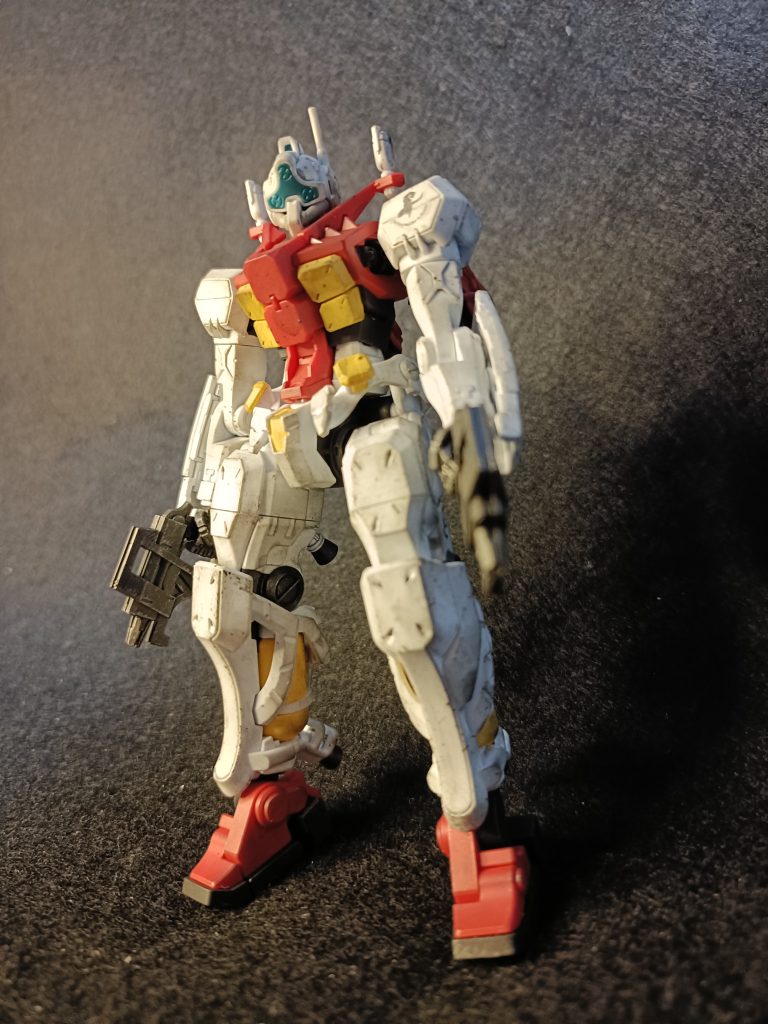 正面。ゲルググというより別次元のジムですね。これはこれでいいかもｗ惜しいのはバイザーがクリアパーツじゃないんですね。クリアパーツ作ってみても良かったんですが、今回は素組です。塗装は最小限にして、少しだけ汚してフィニッシュ。