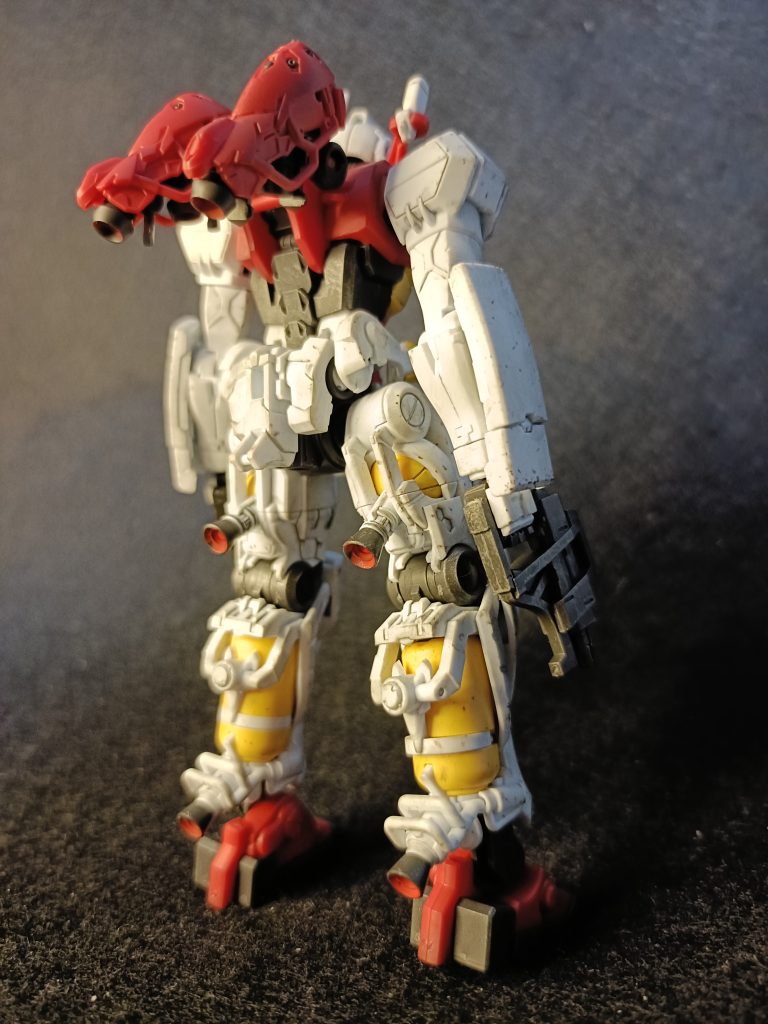 背面。脚、組み立てるのがなかなか細かいんですけど、むき出しのタンクとか宇宙戦闘用って感じでカッコいいです。スラスターだけ赤く塗りました。