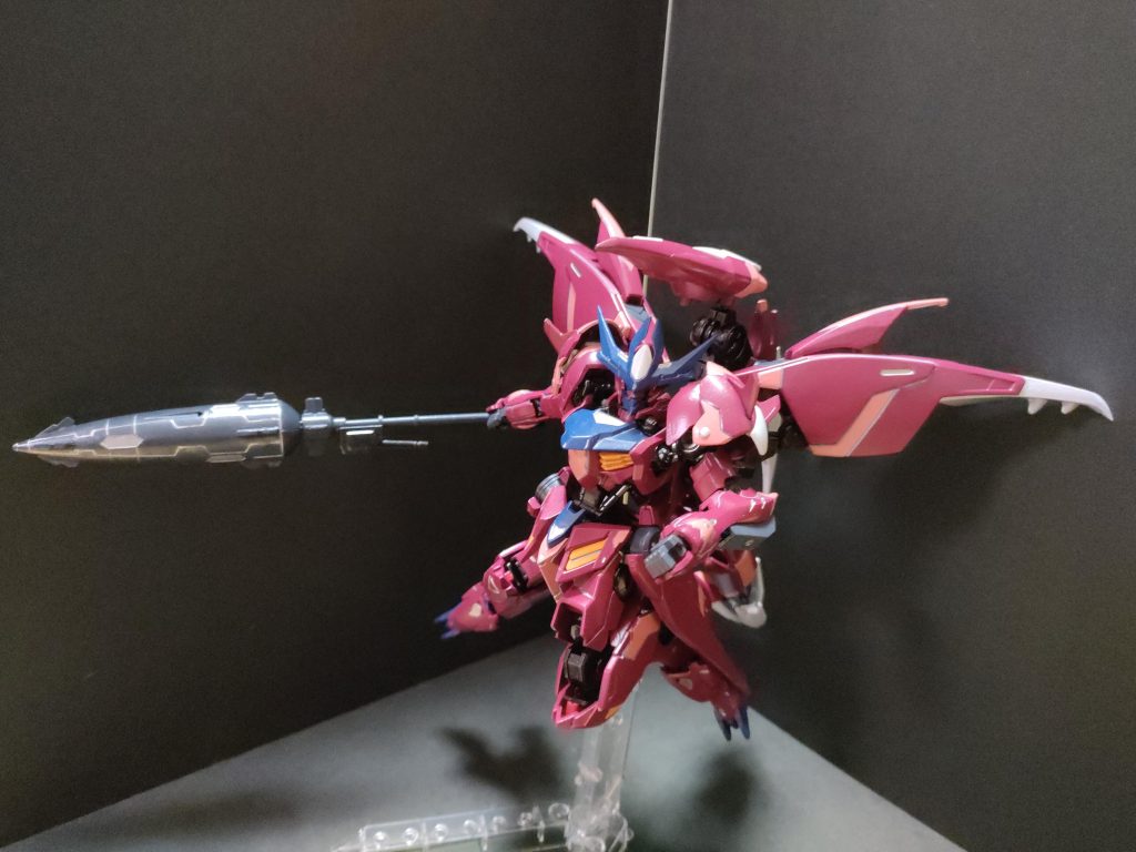 色々な物が付いてて可動域狭くかんじる。ポージングが難しく迫力に欠けた。