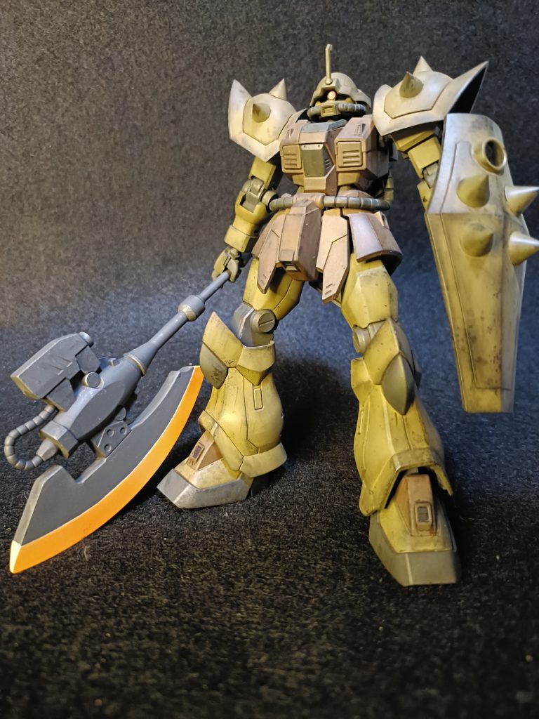 正面。巨大ヒートホークとグフシールドをチョイス、肩や盾にもスパイク仕込んで、より格闘戦重視っぽくしてあります。ちょっと汚しすぎかもｗ