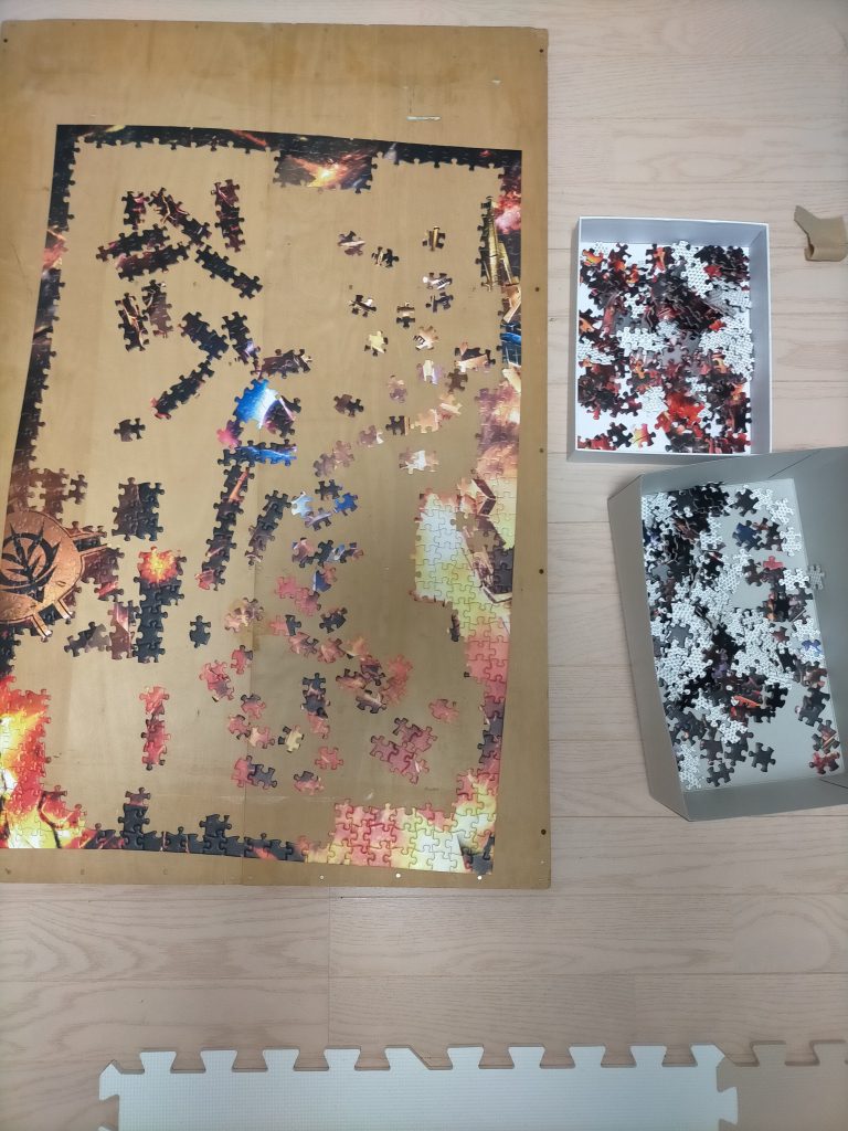 作品名：思ってたより時間が、、、<p>去年のクリスマスプレゼントに妻が発注して年明けに届いた1000Pのパズルです(・_・;)積んでいたのに手を付けたらなかなかのボリュームでプラモに手がつけれ、、orz まぁぼちぼちやってきます(｀･ω･´)ゞ</p>