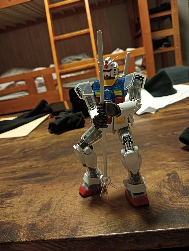 でもやっぱりジャベリンで有名なポーズと言えば…これじゃないでしょうか？そういえばジークアクスにでてきたガンダムってジャベリンしてたっけ？