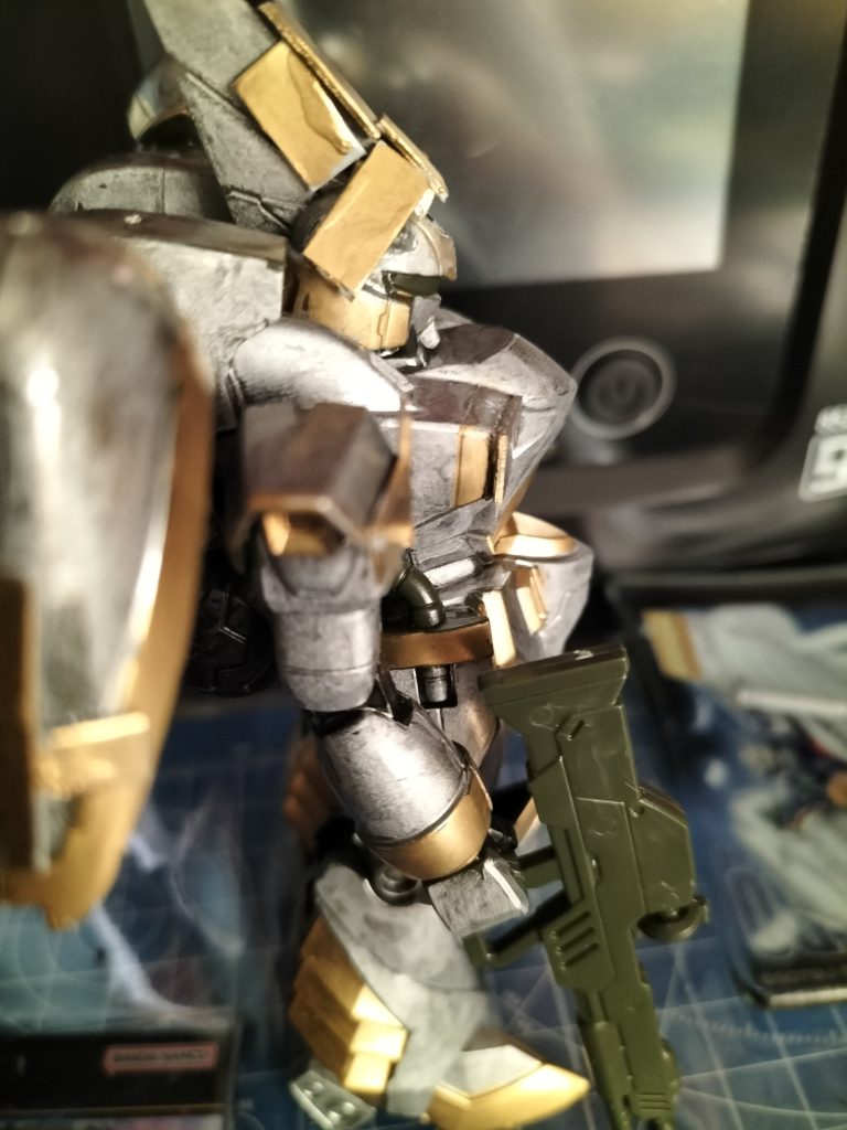 塗装はガンダムマーカーメタリックシルバーゴールド  で塗りました