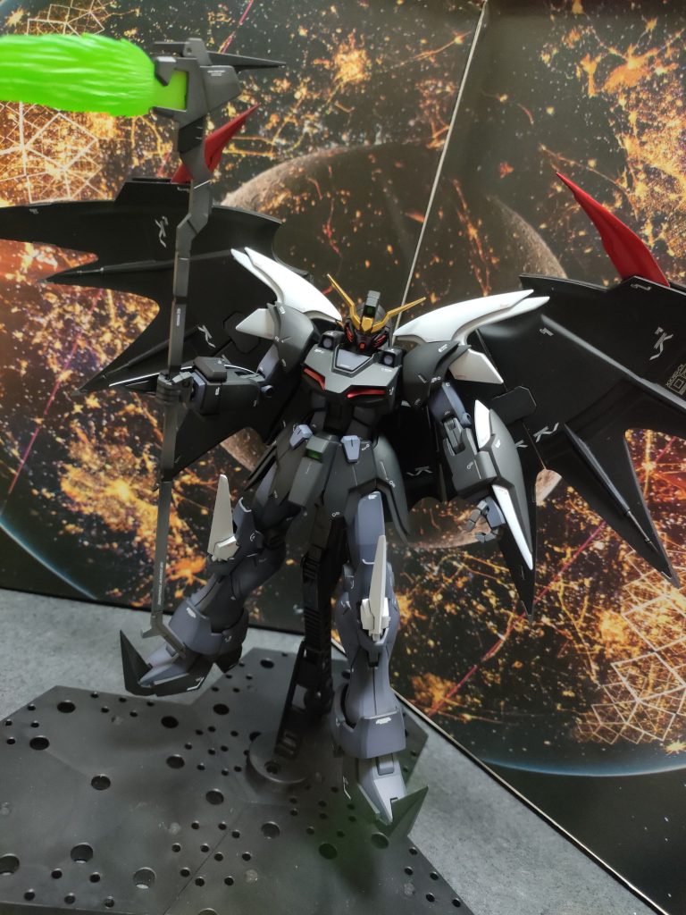 ストレート組みです。カマの穴だけ埋めました。翼はスーパーブラック、黒色は黒サフからミッドナイトブルー+残り塗料グレーは黒サフからミッドナイトブルー+アルティメットホワイト白部分は黒サフからアルティメットホワイト+ミッドナイトブルー少々で塗装しました。赤部分はキャンディ塗装で。