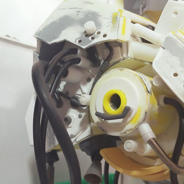 右胸で未着手だった背部装甲を作成併せて内部フレーム？にモールドを追加整備員を置いてバランスを見るついでにゴチャついた配線を這わせてみるだいぶイメージに近づいてきたので、後はジオラマ壁面を埋めるのと、壁と機体を繋ぐパーツを作成したら（ 疲れたので）モックは完成としたい 現時点でジオラマの情報量がたいぶ薄いので、全体が形になったら足さないといけない（3枚目）