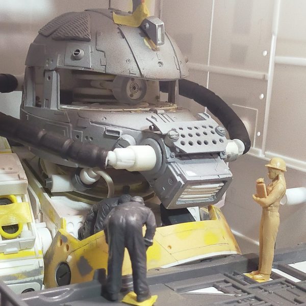 右胸で未着手だった背部装甲を作成併せて内部フレーム？にモールドを追加整備員を置いてバランスを見るついでにゴチャついた配線を這わせてみるだいぶイメージに近づいてきたので、後はジオラマ壁面を埋めるのと、壁と機体を繋ぐパーツを作成したら（ 疲れたので）モックは完成としたい 現時点でジオラマの情報量がたいぶ薄いので、全体が形になったら足さないといけない（1枚目）