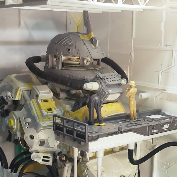 右胸で未着手だった背部装甲を作成併せて内部フレーム？にモールドを追加整備員を置いてバランスを見るついでにゴチャついた配線を這わせてみるだいぶイメージに近づいてきたので、後はジオラマ壁面を埋めるのと、壁と機体を繋ぐパーツを作成したら（ 疲れたので）モックは完成としたい 現時点でジオラマの情報量がたいぶ薄いので、全体が形になったら足さないといけない（5枚目）