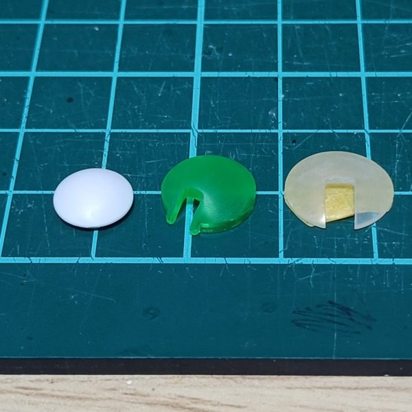 表面磨くのめんどいし上から塗りたいけどどこ掴むかなぁ…、から始まりまして、表面にテープ貼れば接地面多めで安定するし裏に塗るかなぁ…、になりそうだったところ、そういえば色違いのクリアパーツあるしクリアじゃないけどコンデンサにしたいパーツあるから表塗るしかないやん、に落ち着きました(gundam-kao5)両面テープ用意するかぁ…。