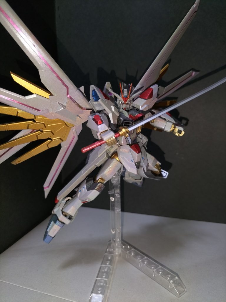 下地はメッキシルバーにニューホワイトを混ぜたものを使用し光沢感をだしてみました。