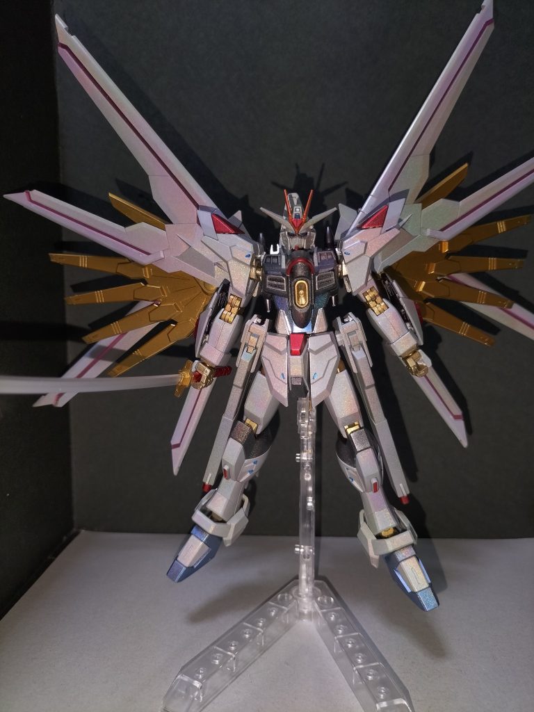 ピンク色のラインに合わせてホログラムレッドを吹き付け若干グラデーションにしました。 使用したマーカーメッキシルバー/ニューホワイト/メタリックブルー/ロイヤルメタレッド/ガンダムゴールド/イエローゴールド/シャインシルバー/メタリックブラック/ホログラムレッド/ホログラムイエロー最後まで読んでくだだりありがとうございます。 追記サイドKOBEに参加さしていただきます。よろしくお願い致します!(作品なんとか間に合ったー)