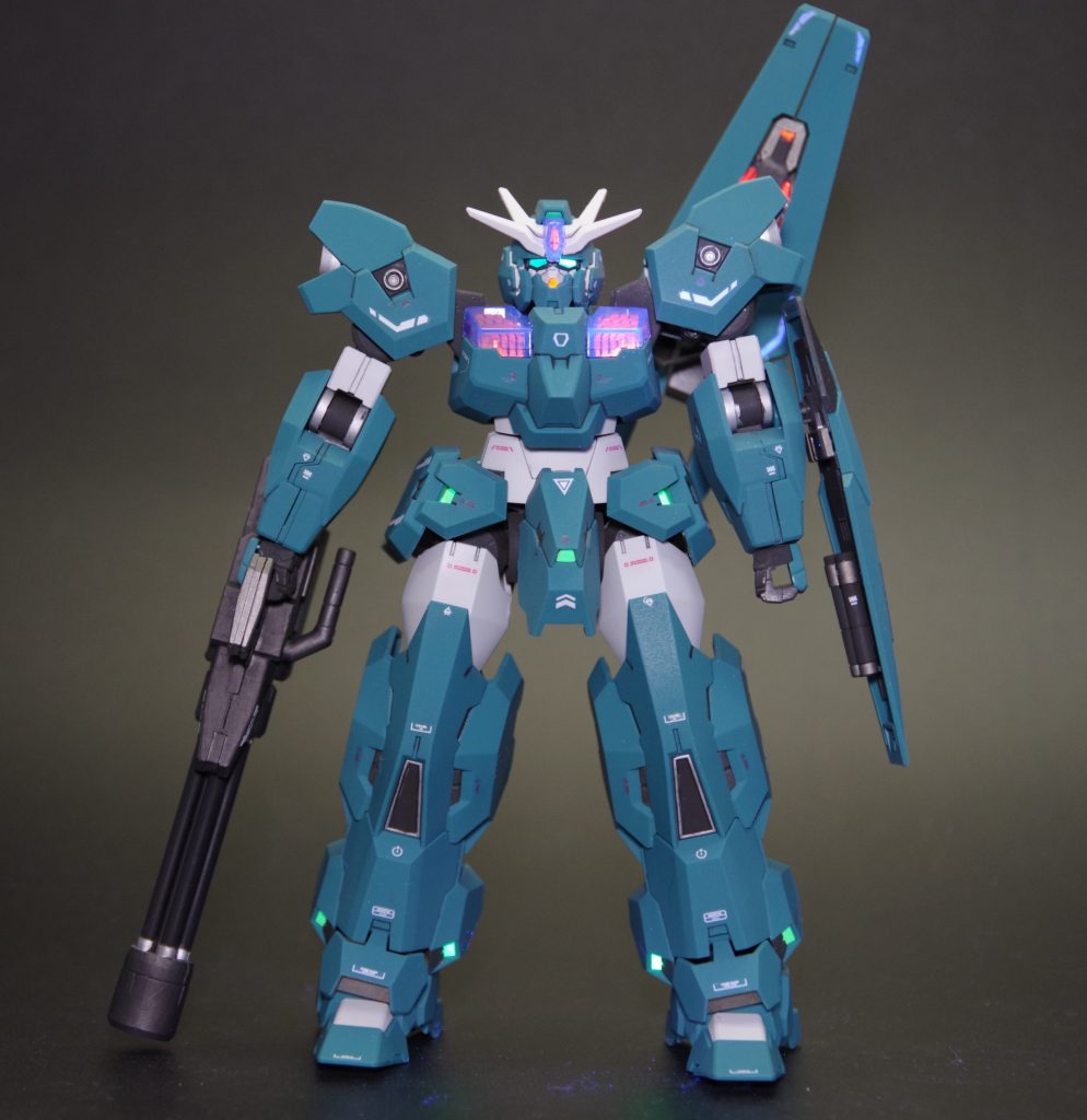 太くて重厚感あるとこが好みです。機体に似合うビームガトリングも好き。蛍光塗料で光らせてます。