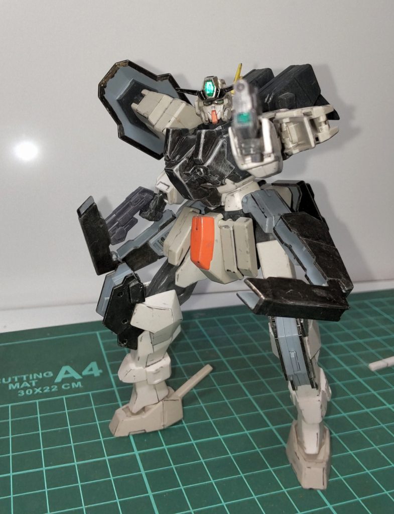 サイドホルスターからハンドガンを装備。これ、弾が切れたらどんどん装備を捨てて行くんでしょうかね?