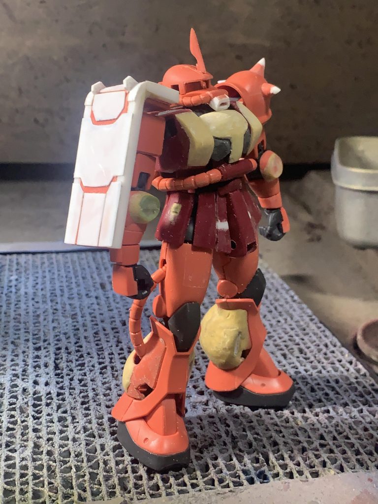 まだふくらはぎがゴテゴテの頃です。口部はプラ板にて台形型に形状変化させています。