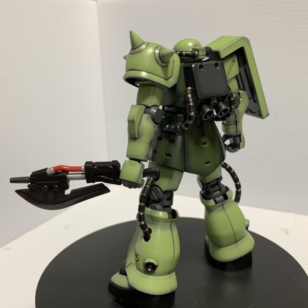塗装は終了✨あとはマシンガン MS06F21990年7月号モデルグラフィックス当時はMS06Fとして新たにデザインされたザクでした(確かカトキさん)後にセンチネルザクと呼ばれます翌年0083がOVAで始まり06F2と云う機体番号として設定され後付けでは06Fの後期モデルと云う位置付けになりました 当時のセンチネルザクとf２ザクカラーリング若干違うのとスタイルもf２ザクは大分細身ですね今更センチネルには寄せれない笑35年前のセンチネルザク未だカッコイイです😊（3枚目）