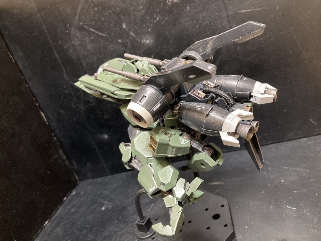 後ろから。ちょっとわかりにくいですがちゃんと完全変形です。