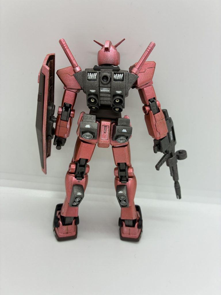 後ろ姿です。腰、脹ら脛にバーニアを追加し、バックパックを大型化させました。ハッタリは効いてるかなぁと思ってます。バーニアの内側塗り分けしようとしましたが、うまくいかなかったので塗りつぶしました😢その代わりに、バックパックのバーニアの内部にICソケットの金属部分をつけてみました。