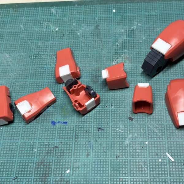 粛々と、不要な穴を塞ぐ作業。案外ヒケが多くて。ヤスリがけいい練習。（1枚目）