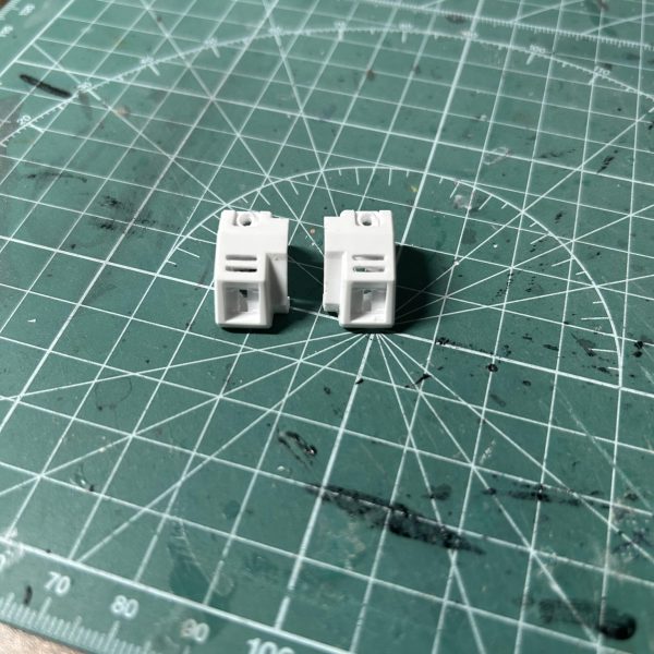 鎖骨？と腰のところの塗り分けが難しそうだったので、くり抜いてプラ板で別パーツ化しました。バックパックも真っ二つにしちゃって後戻り出来ない感じになってしまいました😂足回りもディテールUP完了！線がガタついてる所は後で修正しなくては…今回全体的にスジ彫り雑になっちゃったなぁ、反省🤣雨でサフが吹けなかったので、更に弄ってしまい、結果またサフが吹けない日々が続くという😇今月には完成させるという目標はしっかり達成したい！（2枚目）