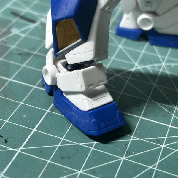 鎖骨？と腰のところの塗り分けが難しそうだったので、くり抜いてプラ板で別パーツ化しました。バックパックも真っ二つにしちゃって後戻り出来ない感じになってしまいました😂足回りもディテールUP完了！線がガタついてる所は後で修正しなくては…今回全体的にスジ彫り雑になっちゃったなぁ、反省🤣雨でサフが吹けなかったので、更に弄ってしまい、結果またサフが吹けない日々が続くという😇今月には完成させるという目標はしっかり達成したい！（3枚目）