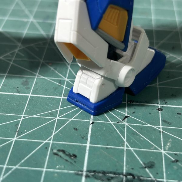 鎖骨？と腰のところの塗り分けが難しそうだったので、くり抜いてプラ板で別パーツ化しました。バックパックも真っ二つにしちゃって後戻り出来ない感じになってしまいました😂足回りもディテールUP完了！線がガタついてる所は後で修正しなくては…今回全体的にスジ彫り雑になっちゃったなぁ、反省🤣雨でサフが吹けなかったので、更に弄ってしまい、結果またサフが吹けない日々が続くという😇今月には完成させるという目標はしっかり達成したい！（4枚目）