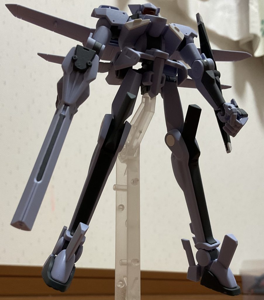 MS形態。完全変形します。しかし腰部分のウィングが腕と干渉するので少し不恰好に見えます。