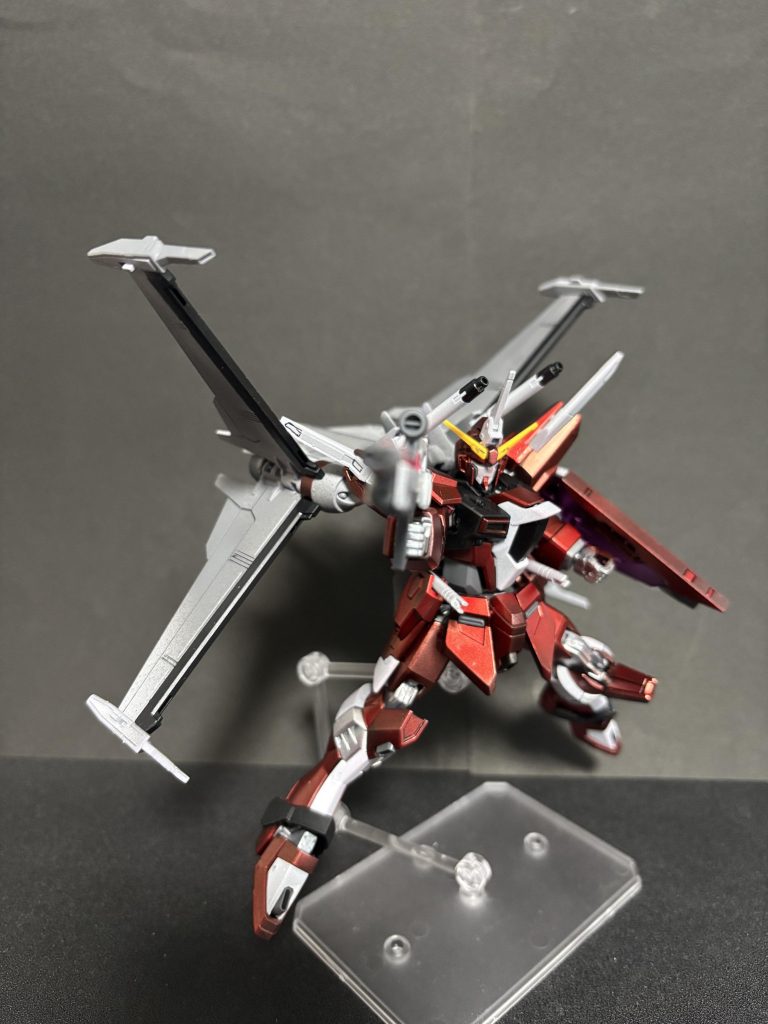 昨年作ったイモータルジャスティスガンダム同様、赤い装甲に深みと言うか金属感が出せればと思いながらの塗装です。