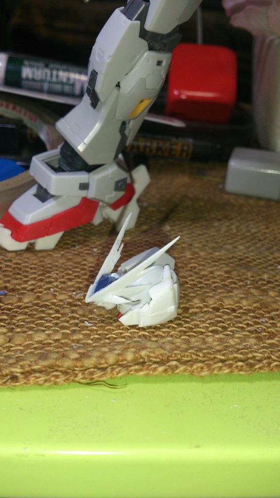 顔、プラ板でツノ作ってます。