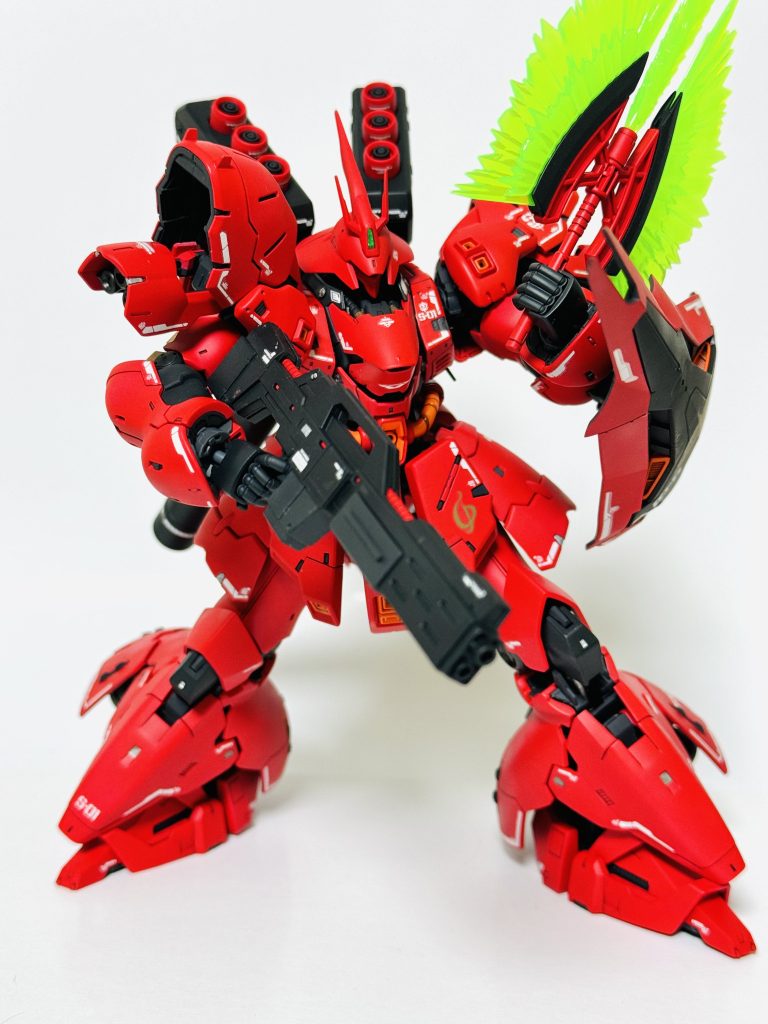 作成直後くらいに撮った写真ですこの時はライフルと腹部メガ粒子砲にメタルパーツ埋めてないです照明の色が違うので色味が若干異なって見えますね撮影技術も上げていきたいです